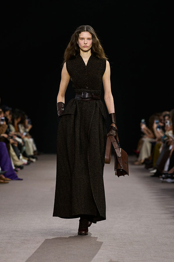 Max Mara Fall/Winter 2025 Fashion Show - Black Look with Long Belt in Bronze Brown Leather