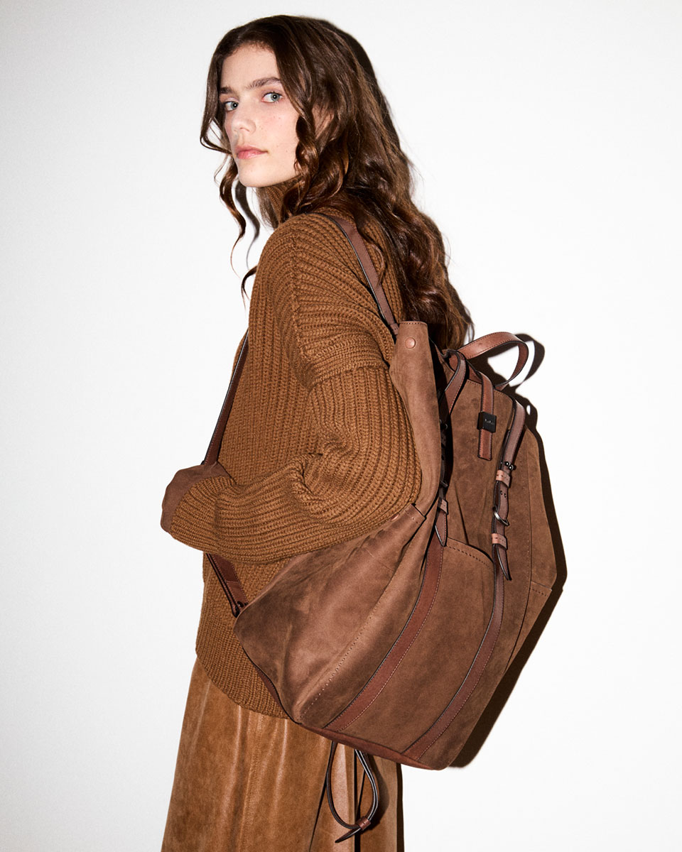Max Mara Fall/Winter 2025 Fashion Show - Backstage shot of model with Leather Look and leather bag over the shoulder.